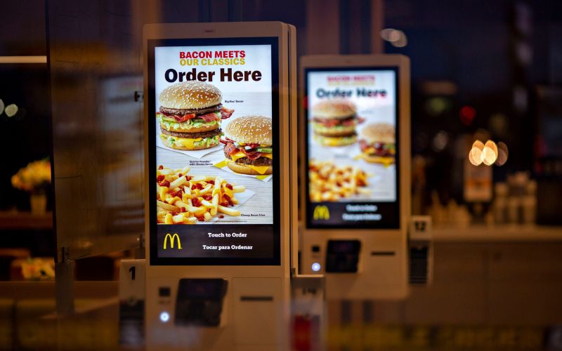 Màn hình quảng cáo Kiosk hậu đại dịch covid-19