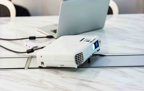 Máy chiếu bị ngược do đâu? Cách khắc phục nhanh chóng