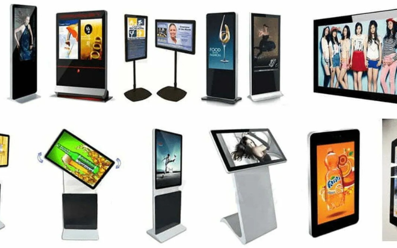 So Sánh Màn Hình Quảng Cáo Chân Đứng, Treo Tường, LED Trong Nhà