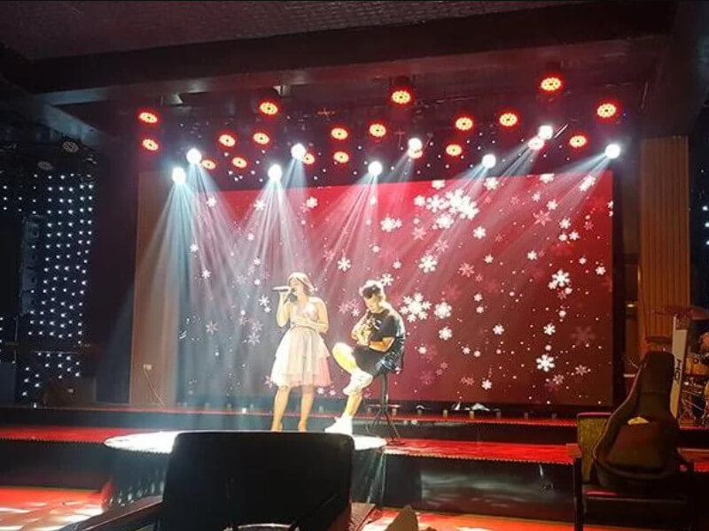 Tìm hiểu về màn hình sân khấu phòng trà