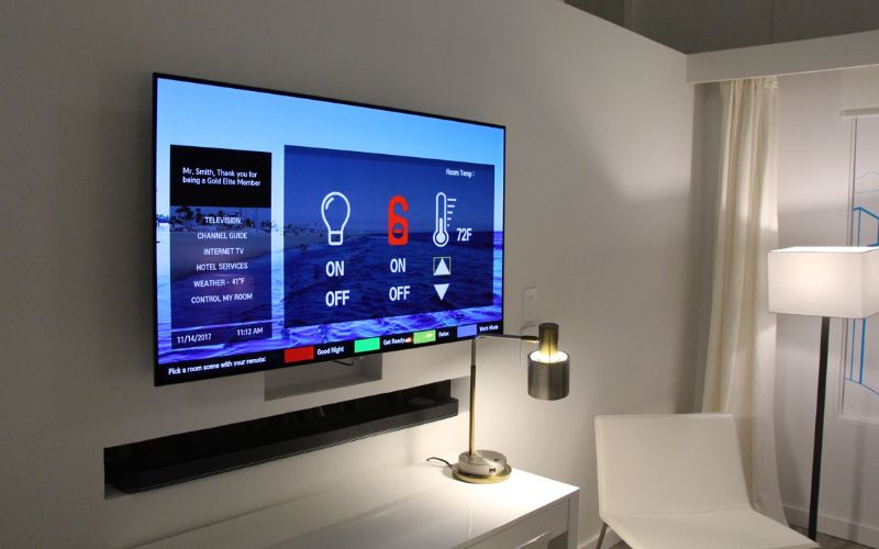 Hotel TV còn tích hợp nhiều tính năng đặc biệt nhằm đáp ứng nhu cầu giải trí và thông tin của khách hàng trong ngành khách sạn