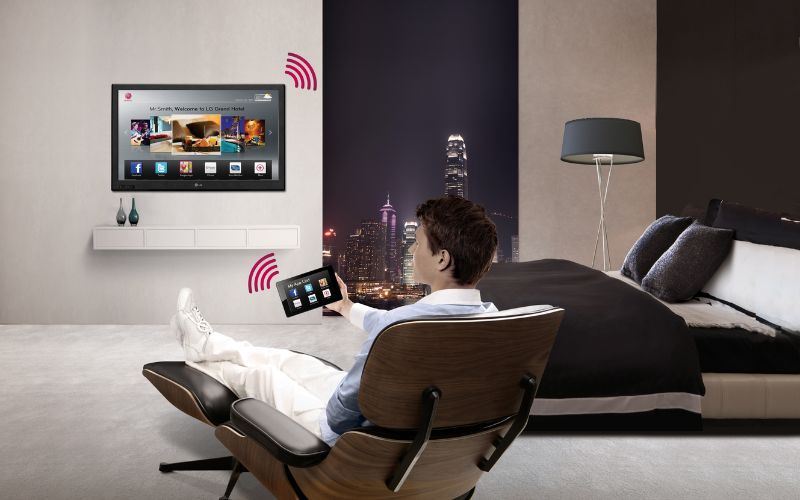 Tính linh hoạt của hotel TV còn được thể hiện qua khả năng điều khiển từ xa và quản lý nội dung