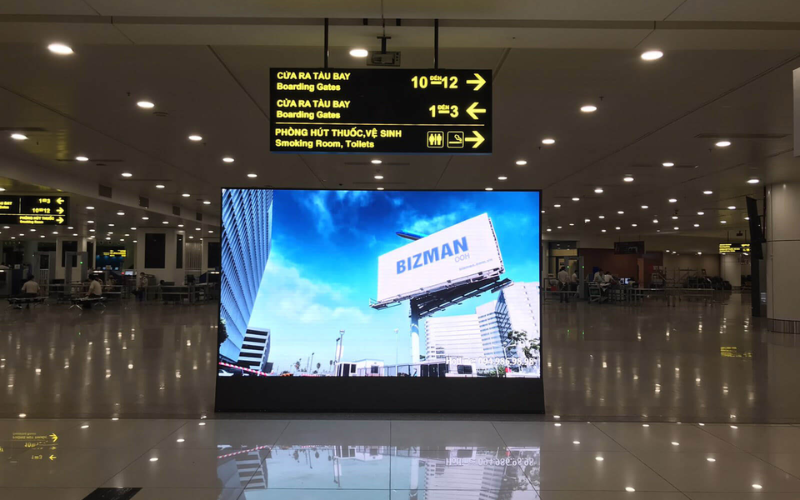 Màn hình quảng cáo tại sân bay