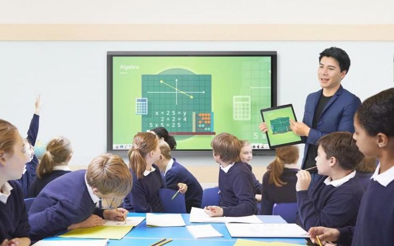 Tùy thuộc vào từng không gian bên trong lớp học và cả nhu cầu sử dụng để lựa chọn màn hình tương tác