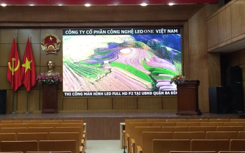 Màn hình LED trong hội trường có khả năng hiển thị tin tức, thông tin nhanh chóng và hiệu quả