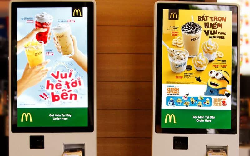 Với màn hình quảng cáo Kiosk nhân viên sẽ giảm bớt được thời gian đặt món