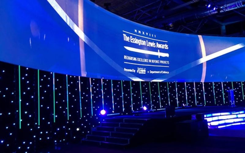 Một trong những ứng dụng phổ biến của màn hình LED trong sân khấu là hiển thị nội dung quảng cá