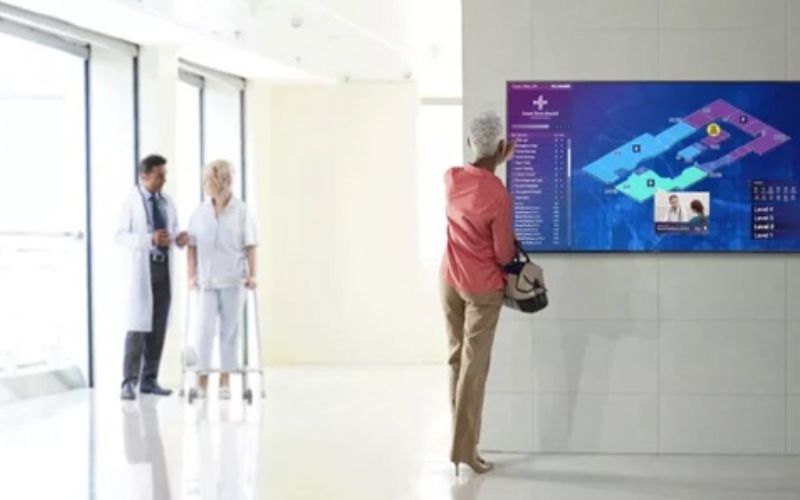 Màn hình tương tác Hikvision cung cấp thông tin cho bệnh nhân