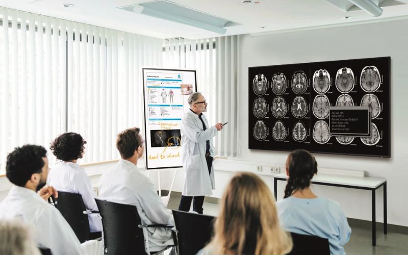 Màn hình tương tác giúp các bác sĩ có thể dễ dàng chuẩn đoán được bệnh tình của bệnh nhân