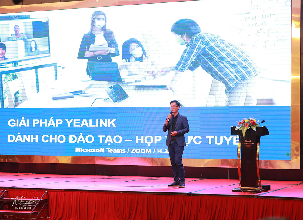 Ông Nguyễn Thắng Lợi - Đại diện nhãn hàng Yealink trình bày về giải pháp đào tạo trực tuyến tại Hội thảo