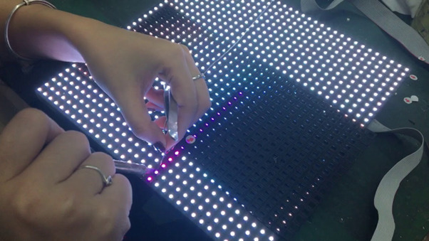 Khắc phục vấn đề điểm chết trên màn hình LED.