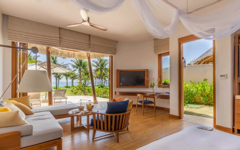Hotel TV 43US66OH tại Ana Mandara Cam Ranh được lắp đặt trong biệt thự một phòng ngủ trước biển. 