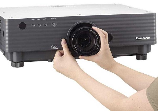 Chỉnh tiêu cự hoặc dây tín hiệu kết nối khi mới mua về